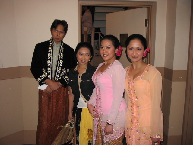 Rezy, Dini, Bebe, Lina in backstage area